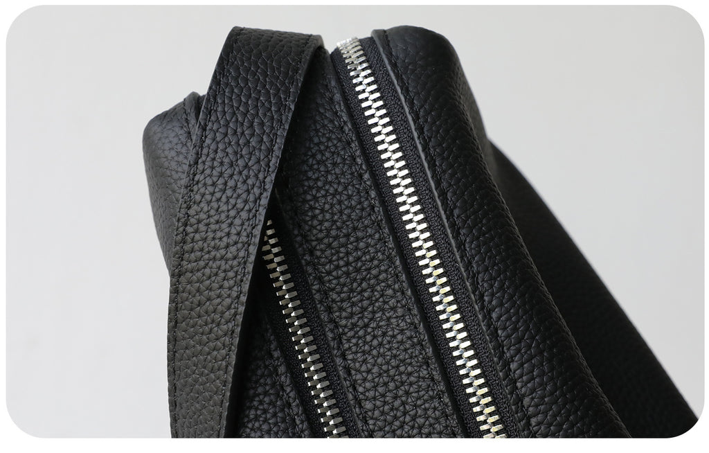 The Baguette Bag, close-up of the double zip