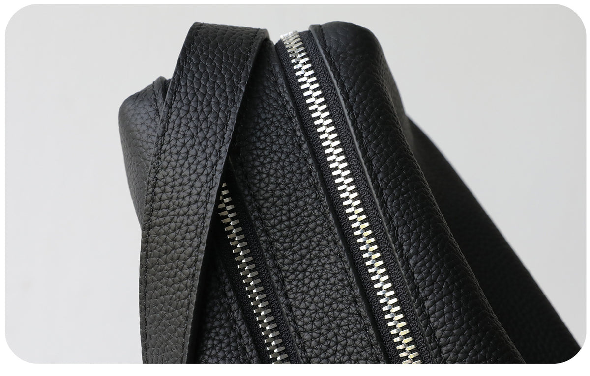 The Baguette Bag, close-up of the double zip