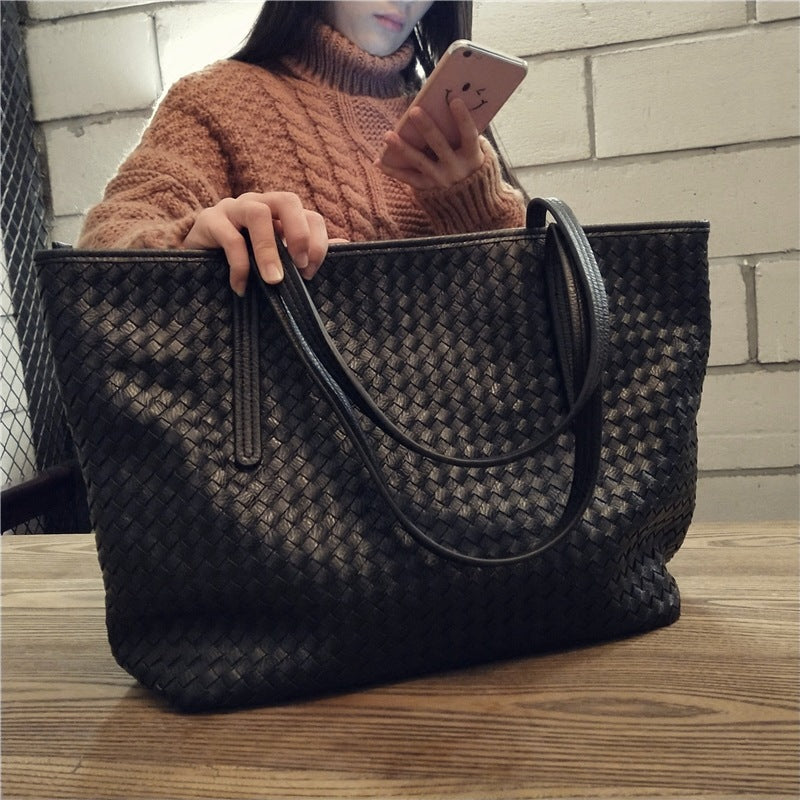 The Erebia Tote in black
