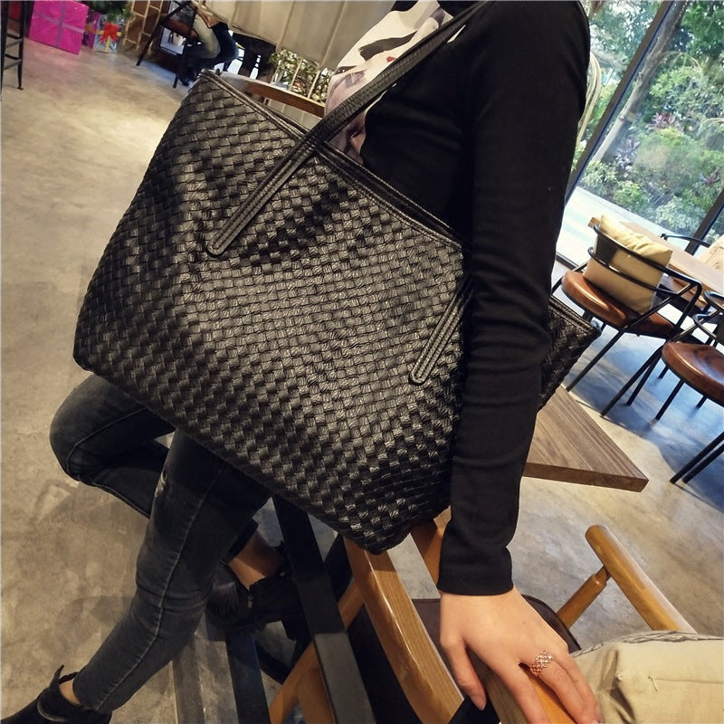 The Erebia Tote in black