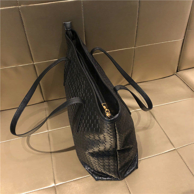 The Erebia Tote in black