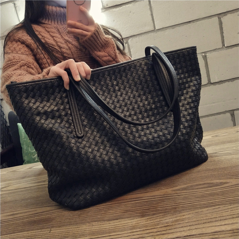 The Erebia Tote in black