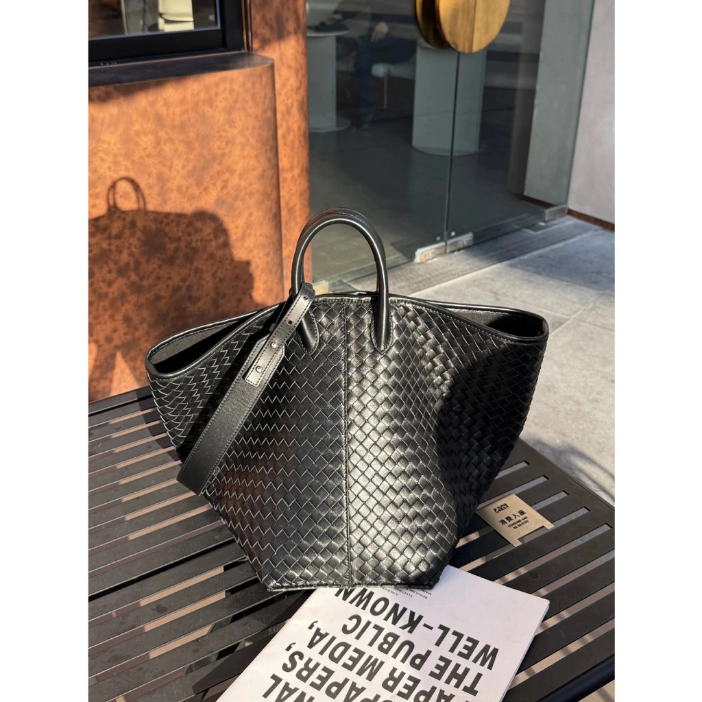 The Ombrine Basket in black